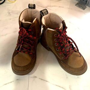 Kids Robley UGG boots size 13 waterproof